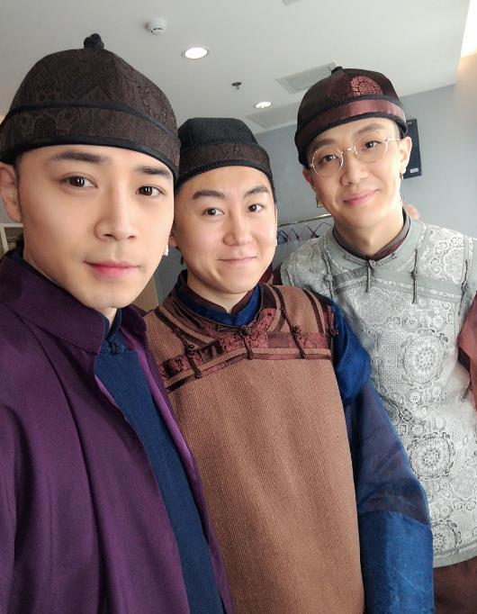 桑茗胜与人合照