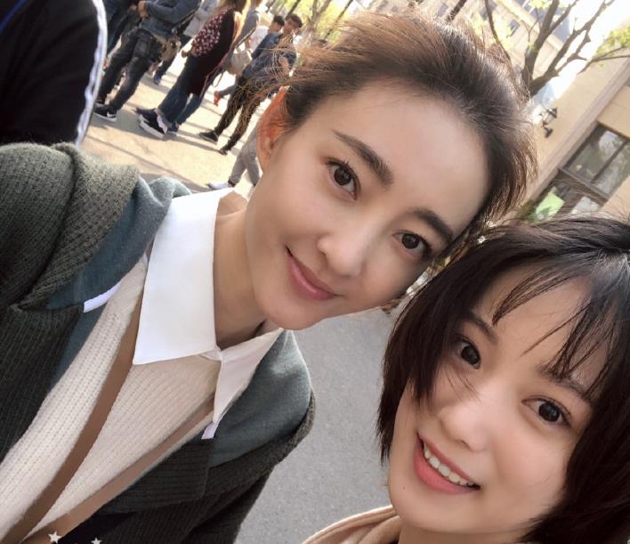 张庭菲与人合照