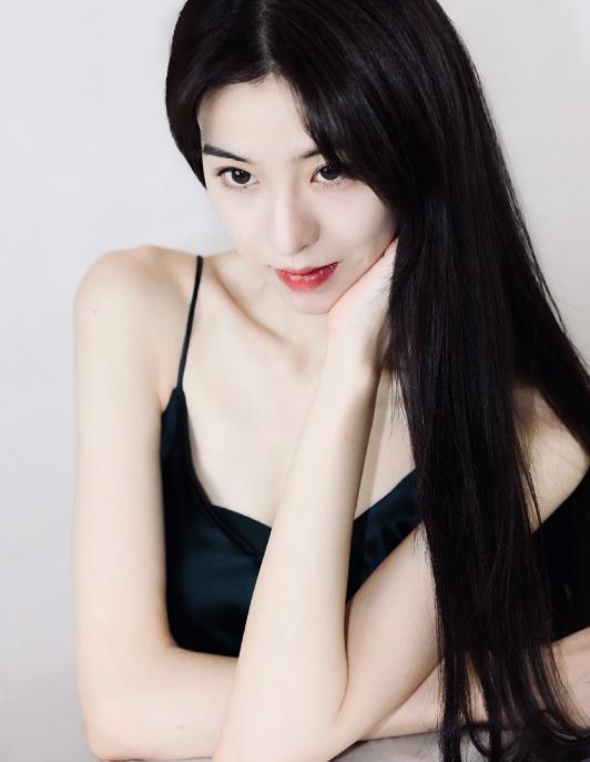 陈子蜜露肩装写真