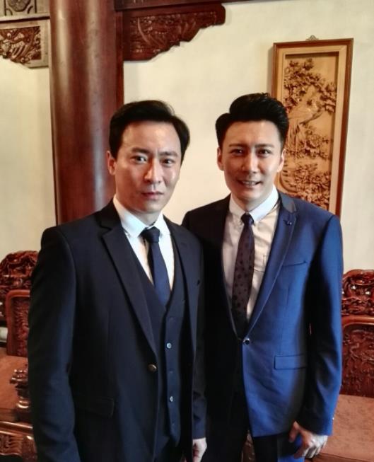 孙大川与人合照