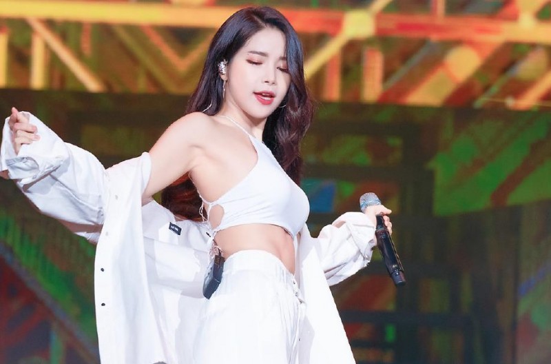 金容仙个人资料简介 金容仙演唱会现场照