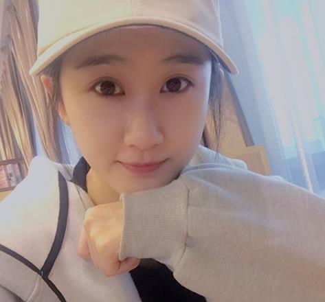 尹淇甜美自拍