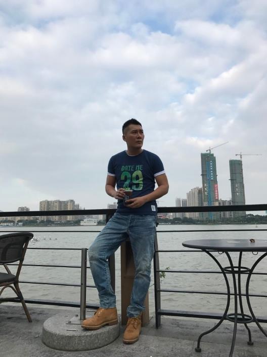 张隽溢街拍照