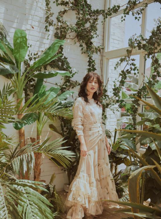 黄圣依户外写真