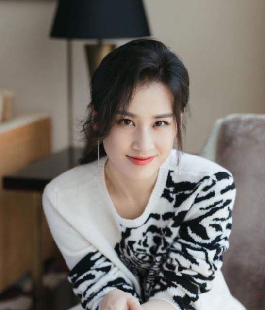 黄圣依甜美气质写真