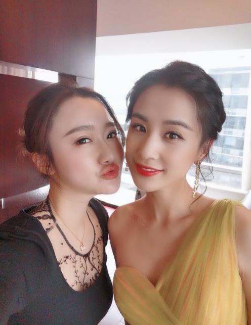 黄圣依与人合照