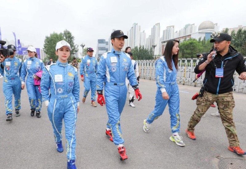 黄俊鹏赛车比赛照