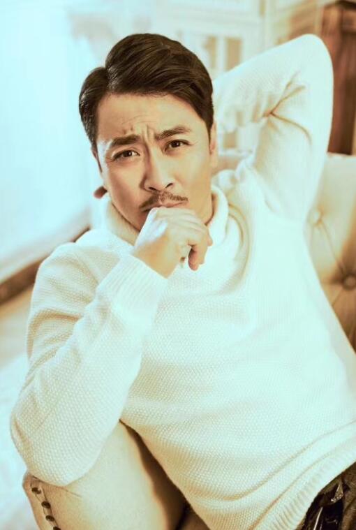 黄俊鹏儒雅写真