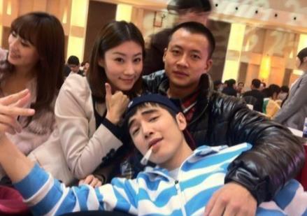唐曾与人合照