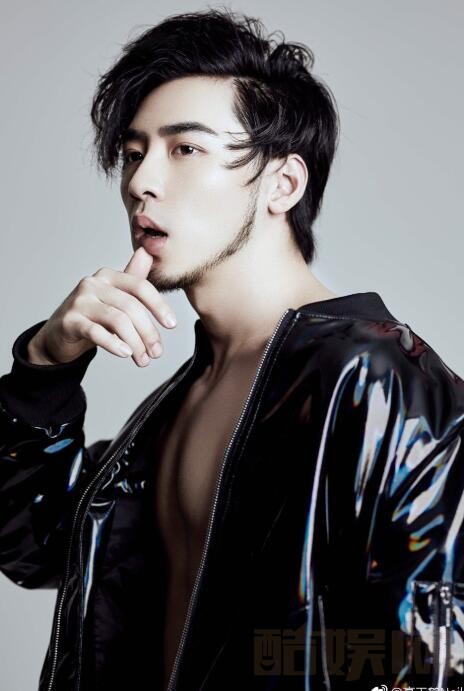 高天鹤帅气写真