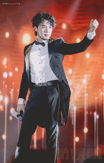 高天鹤唱歌表演照