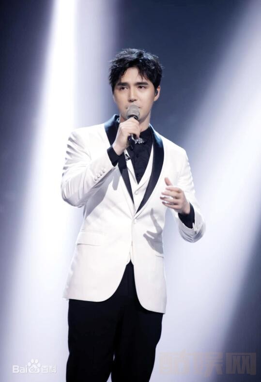 阿云嘎舞台唱歌照