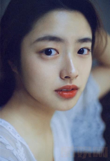 徐若晗甜美气质写真