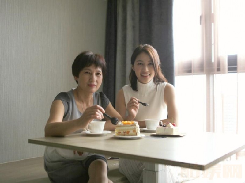 董琦和妈妈合照