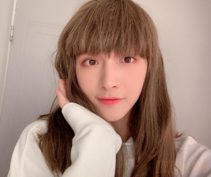翟潇闻长发女装照
