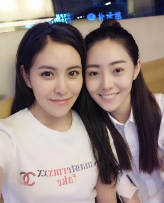孙晓伦与人合照