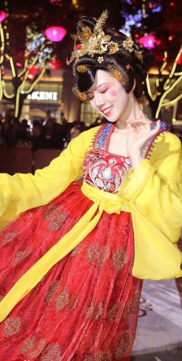 冯佳晨不倒翁表演照