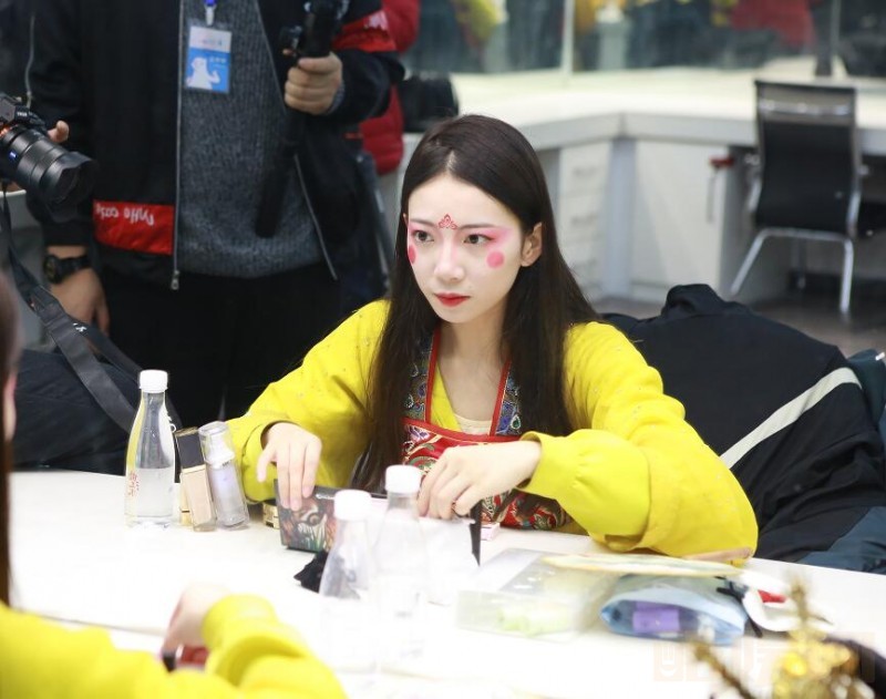 冯佳晨后台自拍照