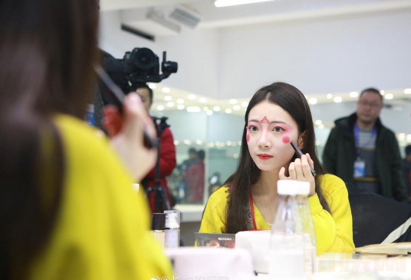 冯佳晨个人资料简介 不倒翁女孩冯佳晨幕后化妆照