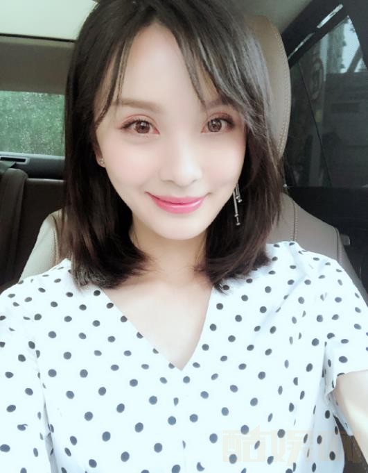彭静自拍照