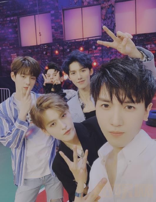 沈群丰与人合照