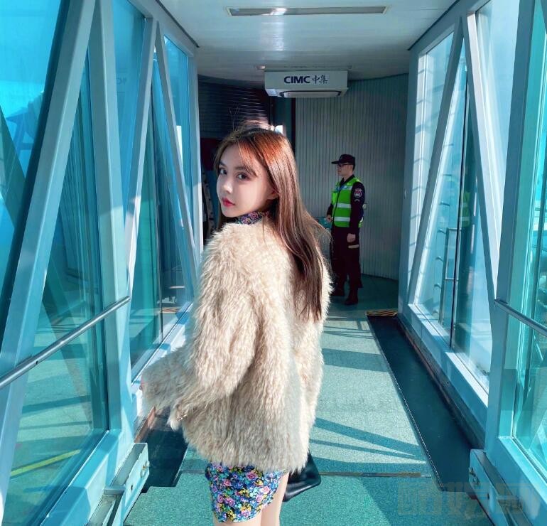 韩安冉户外休闲照