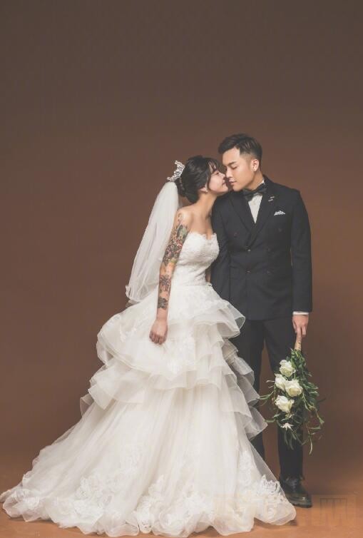 韩安冉和前夫邱斯钿结婚照