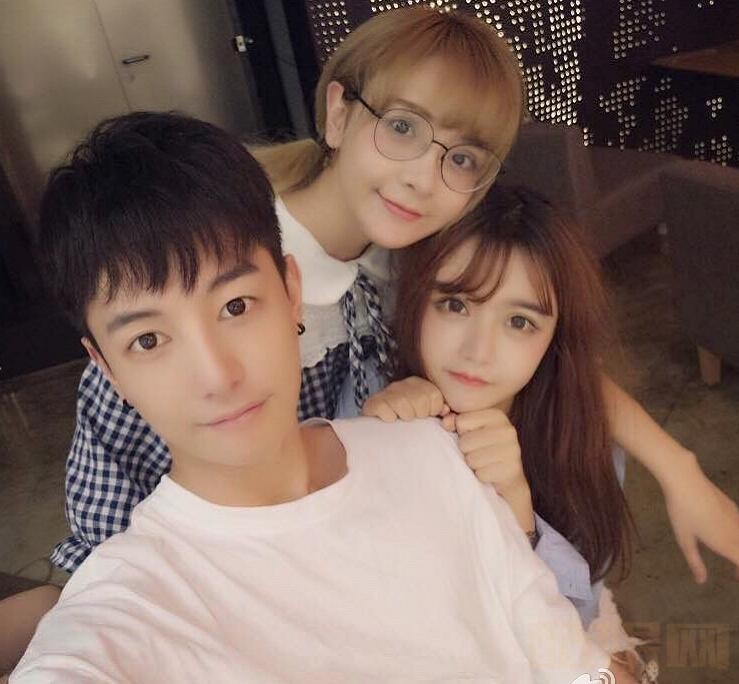 韩安冉与人合照