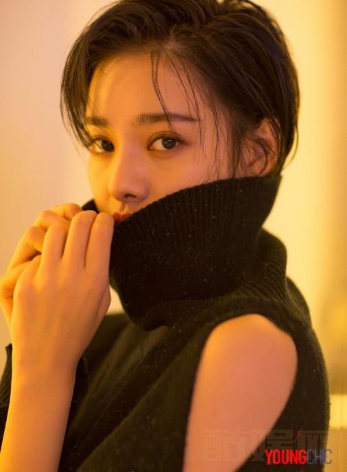 张艺上杂志画报写真