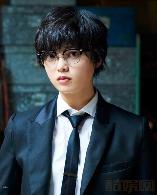 平手友梨奈西装帅照