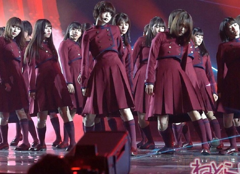 平手友梨奈个人资料简介 平手友梨奈随组合演出照