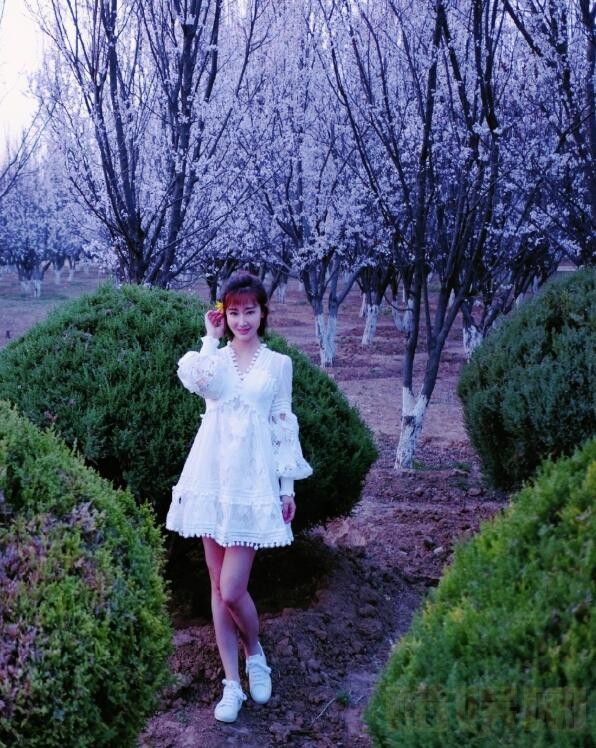 唐妤萌户外照片