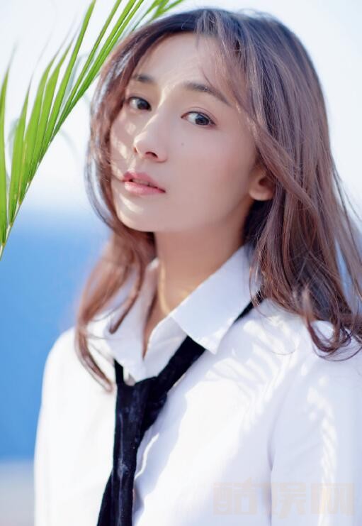 李若宁街拍大片