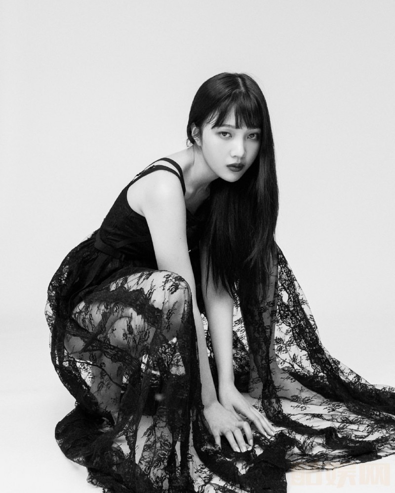 朴秀荣黑色系写真