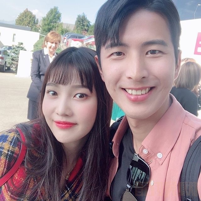 朴秀荣与人合照