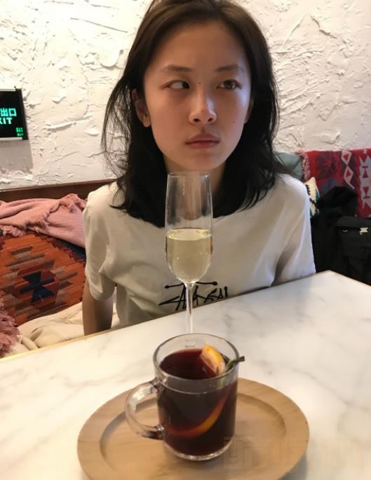 邵芸搞怪照