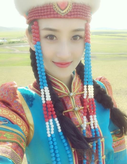 唐艺兮甜美自拍