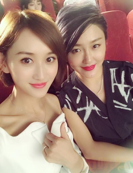 唐艺兮与人合照