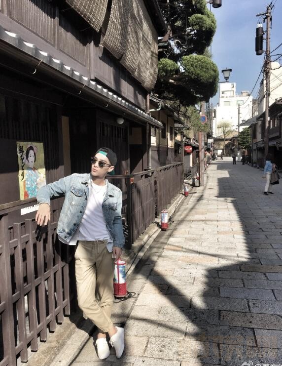 秦亦铭户外街拍