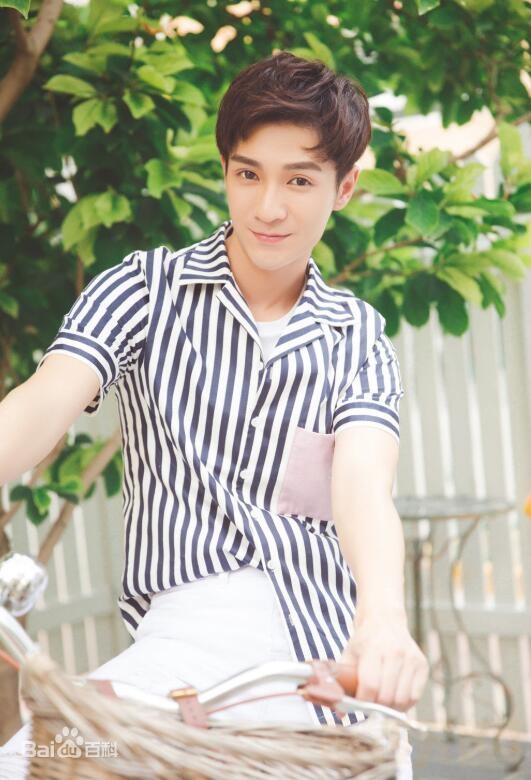 秦亦铭帅气写真