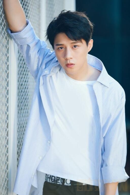 王宫良街拍大片