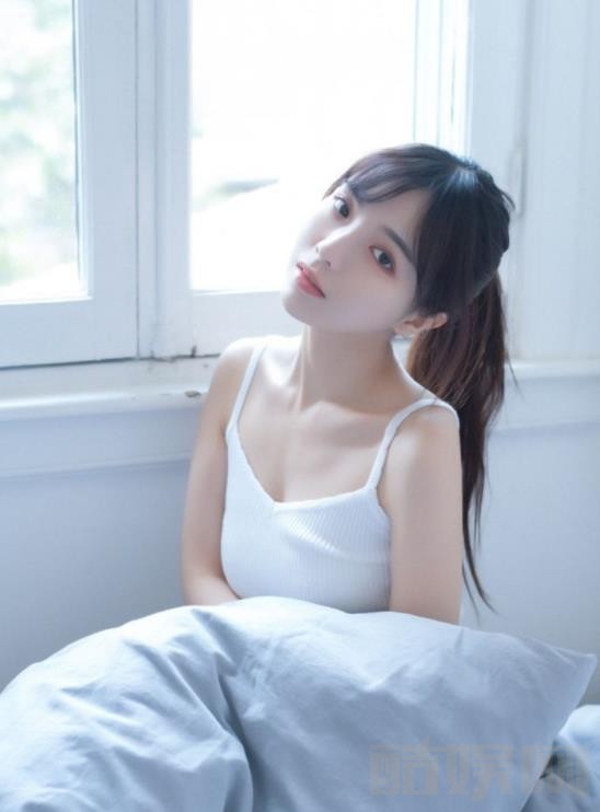 许杨玉琢吊带装写真