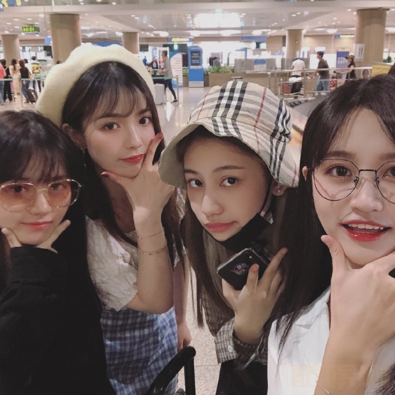 许杨玉琢与人合照