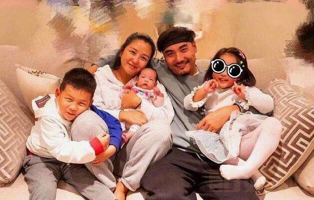 何洁个人资料简介 何洁和男友刁磊全家福合照