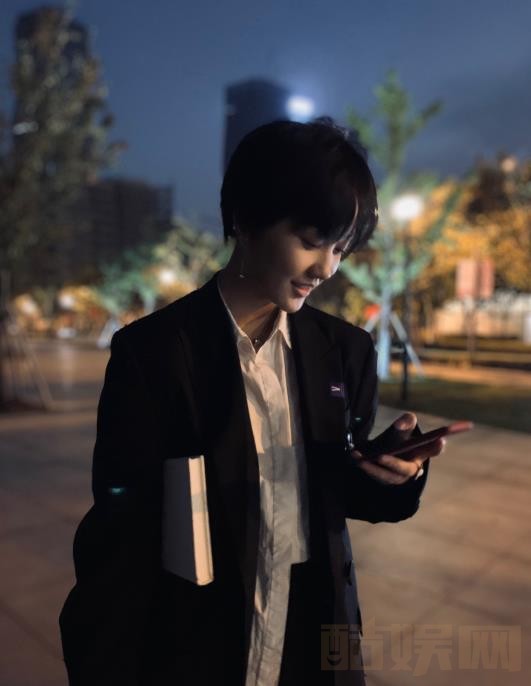 孙溯梦汐街拍照
