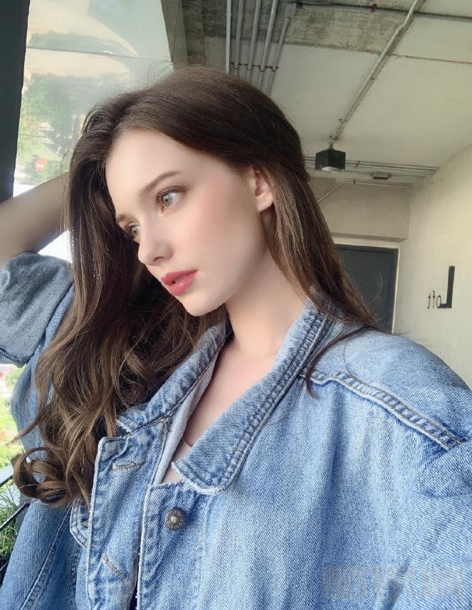 秦妃个人资料简介 秦妃甜美自拍