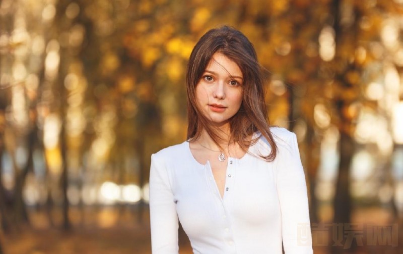 秦妃个人资料简介 秦妃秋日写真