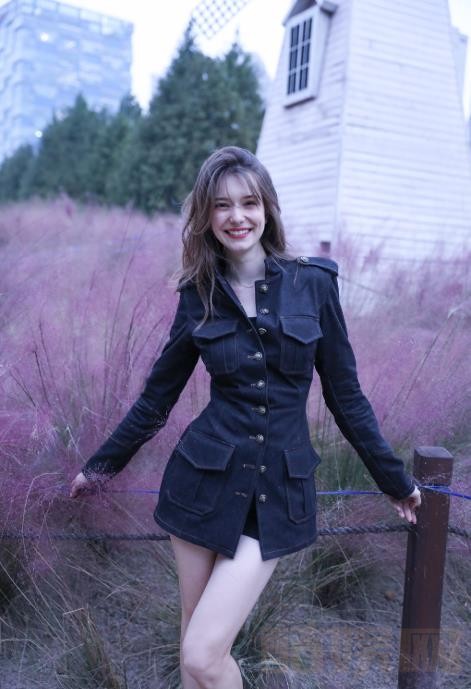 秦妃甜美气质写真