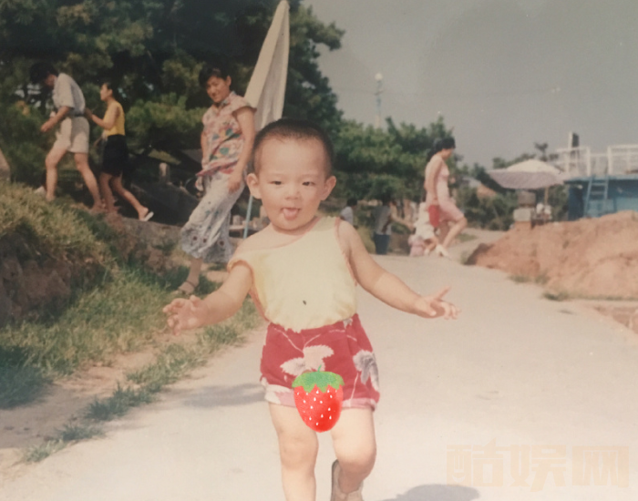 姜彭童年小时候照