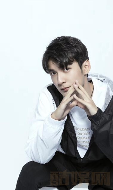 章煜奇帅气写真